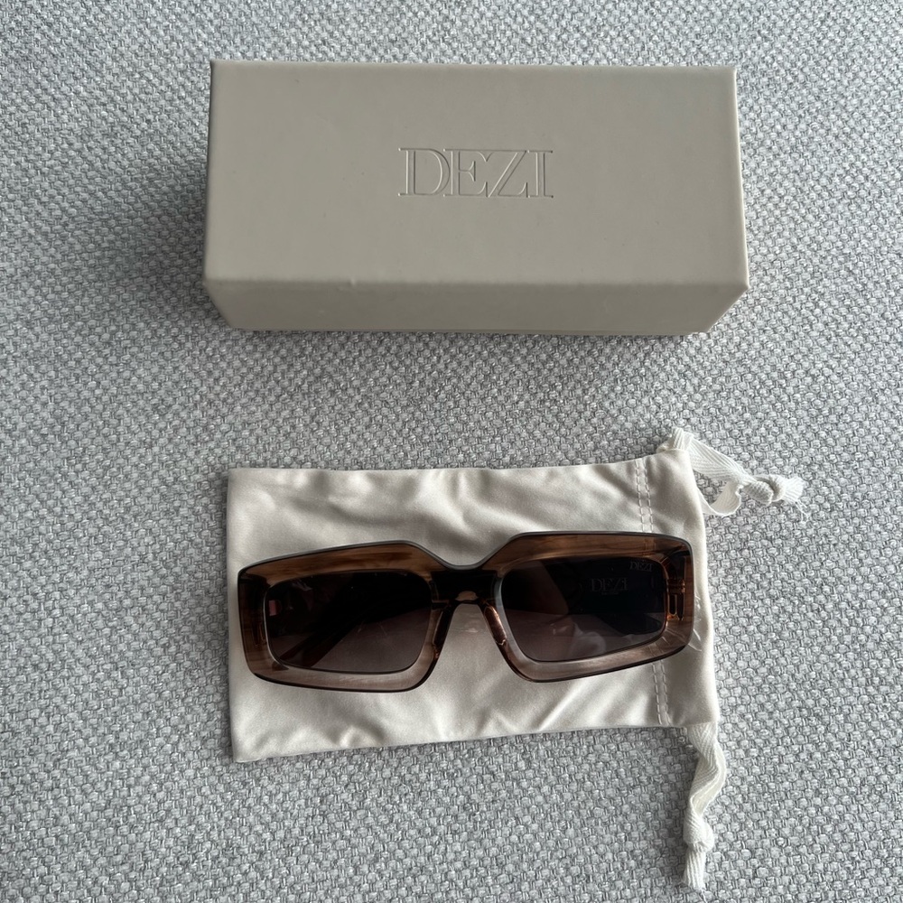 NEW DEZI READ THE ROOM SUNGLASSES in ESPRESSO OAK